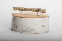 Linsenförmiger Brottopf mit Landschafts- Zeichnung .<br>
Deckel aus Birkenholz mit Ast als Griff. Glatt und doch stark strukturiert  liegt er angenehm in der Hand.<br>
In der Seen-Landschaft mit Birken ist ein bemanntes Kanu unterwegs.<br>
LxBxH 39 x27 x 18,5 cm mit Deckel ohne Griff<br>
Preis incl. Versand: 350,-€