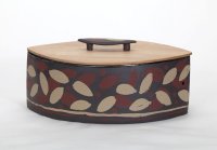 Brottopf 'Blätter', <br>
Engobemalerei, innen blaugrün glasiert<br>
Preis:255,- € incl. Versand