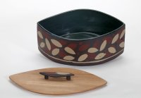 Brottopf 'Blätter', geöffnet<br>
Holzdeckel in Eiche, der Griff in Blattform wiederholt die Form des Topfes.<br>
255,- € incl. Versand