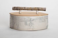 Linsenförmiger Brottopf mit Landschafts- Zeichnung .<br>
Deckel aus Birkenholz mit Ast als Griff. Glatt und doch stark strukturiert  liegt er angenehm in der Hand.<br>
In der Seen-Landschaft mit Birken ist ein bemanntes Kanu unterwegs.<br>
LxBxH 39 x27 x 18,5 cm mit Deckel ohne Griff<br>
Preis incl. Versand:350,-€