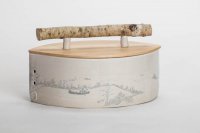 Linsenförmiger Brottopf mit Landschafts- Zeichnung .<br>
Deckel aus Birkenholz mit Ast als Griff. Glatt und doch stark strukturiert  liegt er angenehm in der Hand.<br>
In der Seen-Landschaft mit Birken ist ein bemanntes Kanu unterwegs.<br>
LxBxH 39 x27 x 18,5 cm mit Deckel ohne Griff<br>
Preis incl. Versand: 350,-€