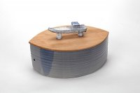 Brottopf  mit Fischerboot<br>
Der linsenförmige Topf mit Drehrillen erinnert in seinem hellen glänzenden Blau an Wasser-See-Meer.<br>
Das Fischerboot lässt sich angenehm greifen. Die Maserung im Birkenholz läuft in der Strömung des Wassers.<br>
Brot, Wasser und Fisch haben als Lebensspender eine gemeinsame Bedeutung.<br>
Maße:L x B x H : 37 x 24,5 x 14 cm, mit Griff 20 cm<br>
Preis: 255,-€   Incl. Versand