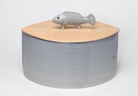 Brottopf mit Fisch als Griff<br>
innen cremeweiß, außen hellblau wie das Wasser glasiert, Ahorndeckel mit wasserartiger Maserung<br>
255,- € incl. Versand