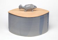 Brottopf mit Fisch als Griff <br>
Der Griff füllt die Hand und sichert ein angenehmes, sicheres Fassen des Ahorndeckels.<br>
255,- € incl. Versand