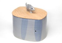 
Brottopf mit Fisch als Griff <br>
Der Griff füllt die Hand und sichert ein angenehmes, sicheres Fassen des Ahorndeckels.<br>
255,- € incl. Versand