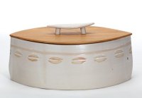 
Brottopf 'Linse'<br>
cremeweiß glasiert, Ornament in Batiktechnik, Holzdeckel in Eiche, mit geschwungenem, blattförmigen Griff<br>
255,- € incl. Versand