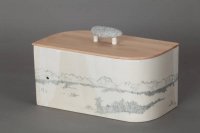 Brottopf mit zwei gegenüber liegenden Rundungen und einer Zeichnung des Alpenpanoramas,   (Ansicht 6)<br>   
Zeichnung des Alpenpanoramas vom Münchner Norden aus unter Zinnglasur.  Meine Werkstatt steht auf der ersten Endmoräne, die der Gletscher in der letzten Eiszeit vor sich hergeschoben hat. Als Griff dient ein Stein aus dem Ampertal, vom Gletscher aus den Alpen bis hierher getragen, dabei schön rund und handlich geschliffen.   Ein Traum von einem Topf, für Bergsteiger, Skifahrer und Naturfreunde. <br>  
Preis: 420,-€