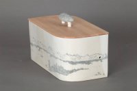 Brottopf mit zwei gegenüber liegenden Rundungen und einer Zeichnung des Alpenpanoramas,  (Ansicht 5)<br> 
Zeichnung des Alpenpanoramas vom Münchner Norden aus unter Zinnglasur. Ein Traum von einem Topf, für Bergsteiger, Skifahrer und Naturfreunde. <br>  Preis: 420,-€