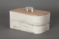 Brottopf mit zwei gegenüber liegenden Rundungen und einer Zeichnung des Alpenpanoramas,  (Ansicht 2)<br>
Meine Werkstatt steht auf der ersten Endmoräne, die der Gletscher in der letzten Eiszeit vor sich hergeschoben hat. Als Griff dient ein Stein aus dem Ampertal, vom Gletscher aus den Alpen bis hierher getragen, dabei schön rund und handlich geschliffen.   Ein Traum von einem Topf, für Bergsteiger, Skifahrer und Naturfreunde. <br>  
Preis: 420,-€