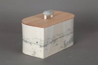 Brottopf mit zwei gegenüber liegenden Rundungen <br>
Zeichnung des Alpenpanoramas unter Zinnglasur<br> 
L x B x H:  37 x 18,5 x 24,5 cm incl. Ahorn-Deckel und Steingriff. <br>
Meine Werkstatt steht auf der ersten Endmoräne, die der Gletscher in der letzten Eiszeit vor sich hergeschoben hat. Als Griff dient ein Stein aus dem Ampertal, vom Gletscher aus den Alpen bis hierher getragen, dabei schön rund und handlich geschliffen.   Ein Traum von einem Topf, für Bergsteiger, Skifahrer und Naturfreunde. <br> 
Preis: 420,-€