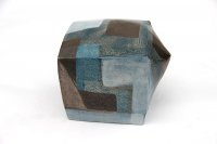 <br>Kubus I <br>
Engoben,teilglasiert, 1250°C oxydierend, Platin eingebrannt,<br>
Maße: 140/180/160 mm