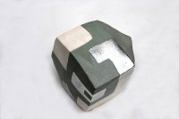 <br>Kubus II <br>
 1100°C Engobemalerei, teilglasiert, mit Silberauflage<br>
Maße: 17x17x16,5 cm