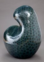 <br>´Leben´(Ansicht II)<br>
Keramische Plastik, Steinzeug winterhart, vorbereitet zur Montage<br>
 lxbxh: 57 x 40 x 72 cm<br>
Engobemalerei, Feldspatglasuren