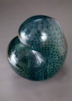 <br> ´Leben´<br>
Keramische Plastik, Steinzeug winterhart, vorbereitet zur Montage<br>
 lxbxh: 57 x 40 x 72 cm<br>
Engobemalerei, Feldspatglasuren