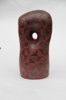 <br>o.T.<br>
Engoben, Holzascheglasur, Batiktechnik,frostfest,<br>
für Montage vorbereitet.<br>
lxbxh: 32 x 16 x 43 cm