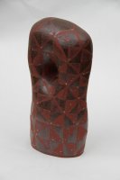 <br>o.T.<br>
Steinzeug 1250°C, Engobe, Holzasche, Batiktechnik<br>
Maße: 43 x 26 x 17,5 cm
Diese Plastik kann fest montiert werden, für Innen- und Außenbereich.