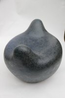 'ein bißchen Luxus für die Vögel'<br>
Maße:lxbxh: 62 x 39 x 45 cm , Steinzeug (winterhart) Engoben, Feldspatglasur<br>
Vogelbad - oder bequeme Sitzgelegenheit