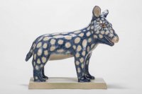 'es'<br>
neugierig und voll freudiger Erwartung sieht dieses Wesen in die Welt<br>
Auf glasiertem Sockel, frostbeständig, für Montage geeignet<br>
Engobemalerei, Farbkörper, Holzascheglasur, 1250°C