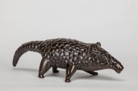 kleines Gürteltier- Tatu- >br
mit festem Stand, ganz ohne Gürtel aber sehr angenehm zu streicheln.>br
 Ein perfekter Handschmeichler, oder Fußschmeichler vor dem Ohrensessel?>br
Steinzeug, engobiert, glänzend glasiert, 1250°C>br
lxbxh: 64x32x21cm