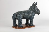 protected innocence,  2022<br>
Steinzeug, Feldspatglasuren,1250°C oxidierend gebrannt<br>
lxbxh: 45,5 x 24 x 39 cm