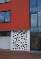 <br>Die Vogelreliefs der Kinder verbinden optisch <br>
den Klinker- Boden mit der oberen Hausfassade.