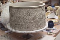 Doppelwandiges Waschbecken mit Überlauf,<br>
mit umlaufendem Blumenrelief, fotografiert während der Arbeit in der Werkstatt