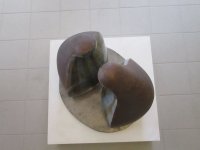 <br>Regenfänger am Eingangsbereich<br>
dicht gebrannt, winterhart, auf Stahlplatte fixiert, nimmt das Spritzwasser des Vordachs auf.<br>
innen Scraffitto, blau/braun, außen braun matt, erinnert es an sich öffnende Samenkapseln, das Leben kommt von innen heraus.