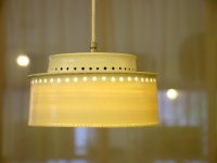 <br>Großer Porzellanschirm mit 7 kleinen Leuchtmitteln, hier Halogen-Sticks, <br>
Ø 21cm kann auch mit LED-Sticks bestellt werden.<br>
Der Baldachin an der Decke ist in gleichem Design aus Porzellan gearbeitet, beinhaltet den Trafo.<br>
Metallfassungen in Nickel oder Messing.