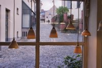 <br>Porzellanschirme im Schaufenster<br>
Die Schirme haben oben kleine Öffnungen, damit die entstehende Wärme entweicht.<br>
Leuchtmittel leben dadurch länger.