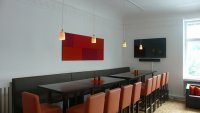 <br>Mittagsbistro, Café mit handgedrehten Porzellanschirmen<br>
Die Lampenschirme bringen Wärme in das moderne Design der Einrichtung, und halten sich schlicht zurück.