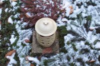 Grableuchte , 2. Ansicht
Auf dem christlichem Grab dient ein Kreuz als Deckelknopf zum Öffnen.