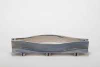 <br>Ikebana Schale, innen weiß, außen hellblau glasiert.
Der waagerechte Glasur-Fluss symbolisiert das Wasser<br>
Maße: lxbxh: 53 x 16 x 10,5 cm