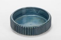  Ikebana- Schale mit Fuß
 geschnittene Struktur , Feldspatglasuren
Durchmesser 27 cm, h: 7 cm