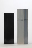 Turmvasen, <br>
ein Band von gezeichneten Fenstern umringt die helle Vase, und provoziert die Vorstellung eines Wolkenkratzers. Wie überragend sich die Blumen wohl darin fühlen?
l x b x h: 10 x 8 x 29 cm