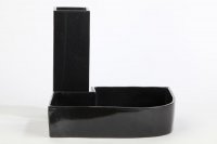Hohe Kastenvase mit Schale in schwarz glänzender Glasur<br>Vase: lxbxh:10x10x28cm; Schale: 30x22x8cm
Die Kastenvase passt in die freie Ecke der Schale, die beiden gehören zusammen.<br>
für 2-teilge Gestecke