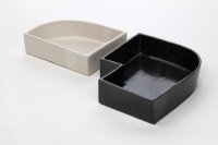 2 Schalen, schwarz und weiß,<br>
 Wie  das Grün darin leuchtet, die Pflanzenfarben entfalten ihre Wirkung.