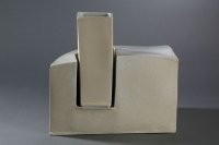 Zweiteilige Vase, lxbxh: 40 x 35 x 40cm<br>
Die Turmvase steht im Korpus, 
Preis: 420,-€