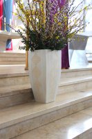 <br>Bodenvase mit Einsatz und Steckgitter<br>
abgestimmt auf den Kirchenraum -Maria Himmelfahrt- Katholische Kirche in Dachau-Süd
Teilglasiert mit eingelassener Innenvase zum Herausnehmen und Steckgitter.