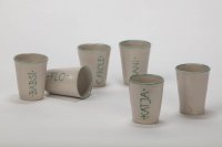 Hochzeits-Becher frei gedreht, Stempel des Brautpaares dezent gegenüber geritzem Namen, mit grüner Glasur abgesetzt, grün gerändert, dicht gebrannt, natürlich spülmaschinenfest.
Der Preis richtet sich nach der bestellten Anzahl, dem Aufwand, fragen Sie einfach nach./Foto:Studio Jørgensen