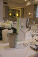 Becher eingedeckt in die Festtafel, farblich optimal abgestimmt.
