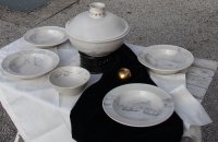 Märchenhafte Speisefolgen können in Tellern und Schalen serviert werden. Zeichnungen von Traumlandschaften mit Schlössern ,Kutschen im Gefolge, galoppierende Räuber und hungrige Prinzessinen unter edel weißer Zinnglasur gezeichnet, dazu eine krönende Terrine 