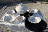 Terrine mit eingebranntem Gold in der Krone, auf schwarzem Stövchen.