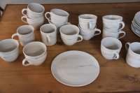 <br>große Tassen für viel Milch im Kaffee oder einen gepflegten Tee, <br>
Porzellanengobiertes Steinzeug mit gezeichneter Landschaft unter weißer Zinnglasur<br>
Formen, Größen und Glasuren können gewählt werden, im Laden finden Sie viele Musterteller, Tassen, Schalen...