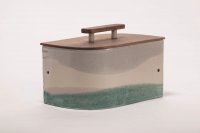 Brotkasten mit 2 Rundungen, Deckel in Nussbaum mit Nussbaumgriff,
verschiedene Feldspatglasuren geschüttet- 
