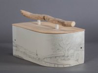 Brotkasten mit 2 gegenüber liegenden Rundungen, Ahorndeckel mit Treibholz vom Chiemsee. Zeichnung unter Zinnglasur: die Kampenwand mit Chiemsee und gegenüberliegend hier: der Ort von dem aus die Kampenwand gezeichnet wurde.