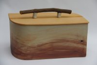 der Schwung in der Form korespondiert mit ihrer Bemalung<br>
handlicher Rosenholz-Griff auf Kirschholz <br>
lxbxh: 38x19x19cm,  Preis: 250,-€ incl. Versand