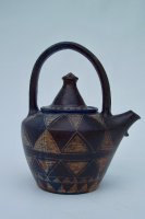 <br> Teekanne<br>Scraffitto Feldspatglasur, Der Deckel mit Nase bleibt beim Gießen auf der Kanne.