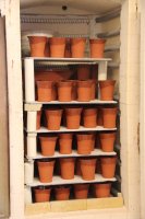 Ein Ofen voller Becher mit den Initialen des Brautpaares für das große Fest im Rittersaal. Gedreht aus rotem Ton, innen und halb außen glasiert, dicht gebrannt bei 1100°C, optimal auf das Ambiente abgestimmt.