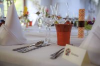 Der Hochzeitsbecher mit Initialen des Brautpaars im Gedeck