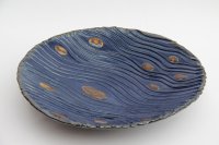 Obstschale mit plastischer Oberfläche wie Steine im Bachbett
Durchmesser 42cm, Engoben unter Ascheglasur, außen schwarz glasiert
125,-€